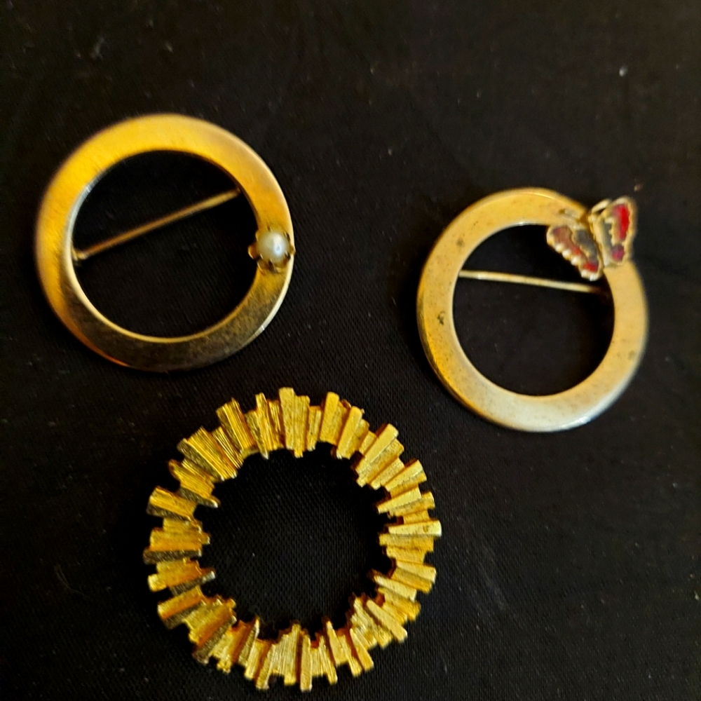Set of 3 scarf broaches.